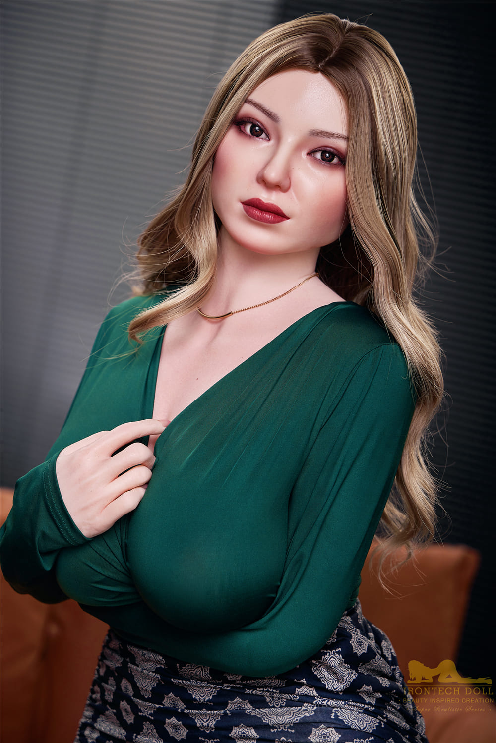 Секс-кукла Kadi фото 3 - SexDolls.com.ua Секс кукла Kadi смотрит в камеру