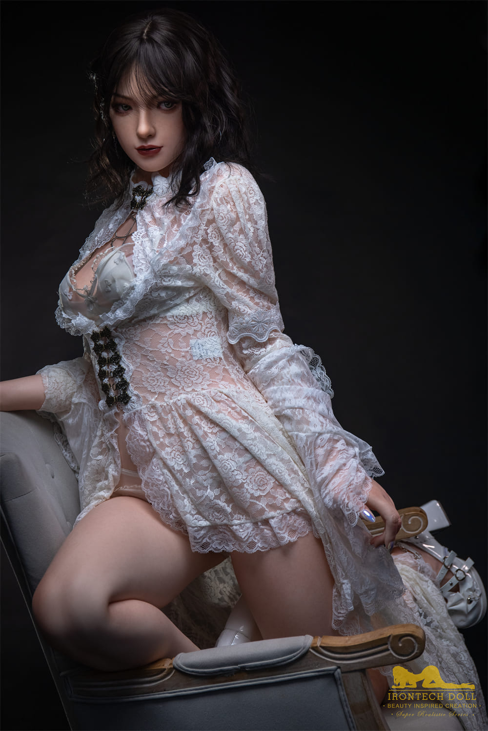 Секс-кукла Brill фото 11 - SexDolls.com.ua Секс кукла Brill позирует на кресле