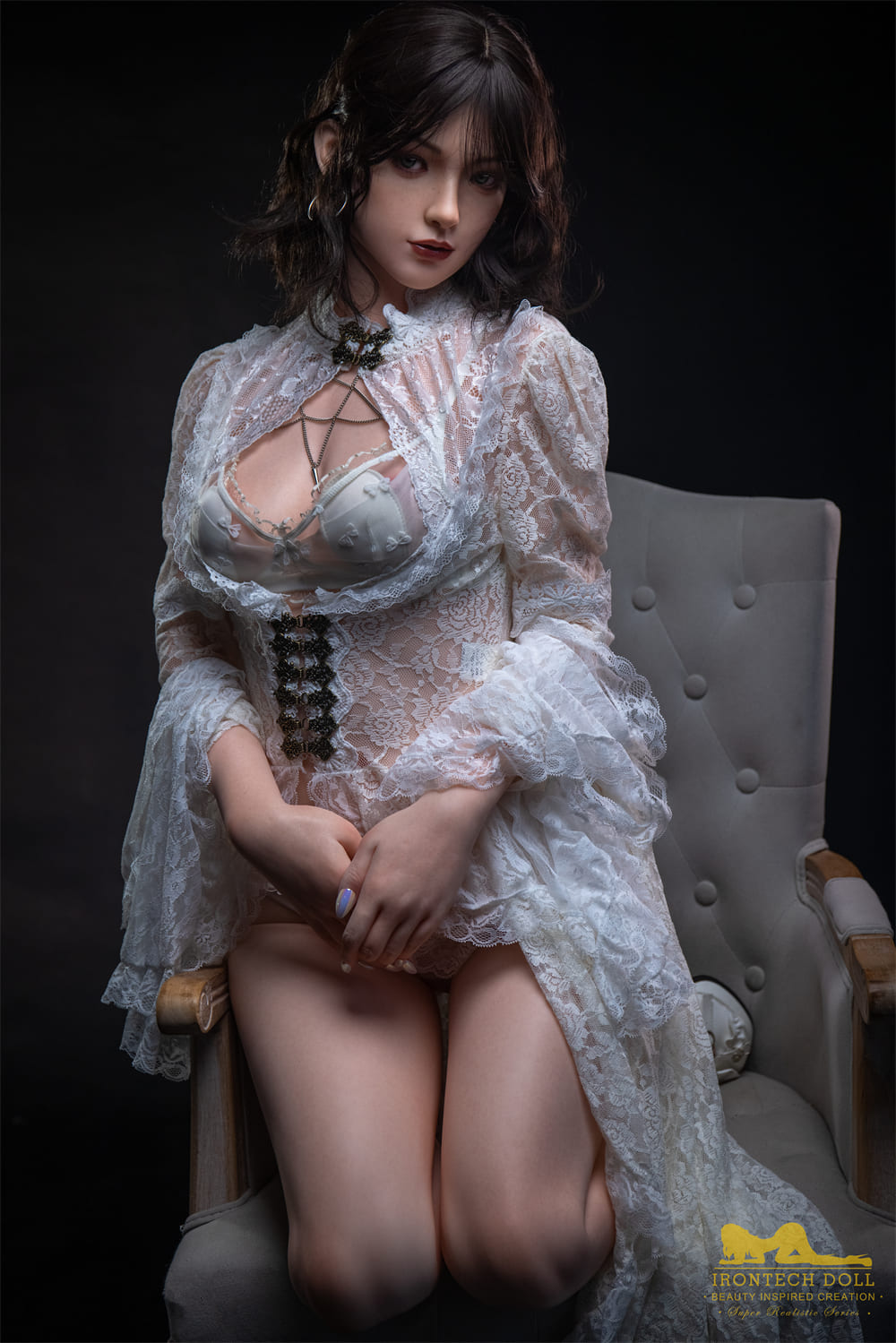 Секс-кукла Brill фото 14 - SexDolls.com.ua Секс кукла Brill сидит в кресле