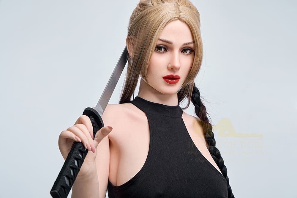 Секс-кукла Dora фото 14 - SexDolls.com.ua Секс кукла Dora держит катану