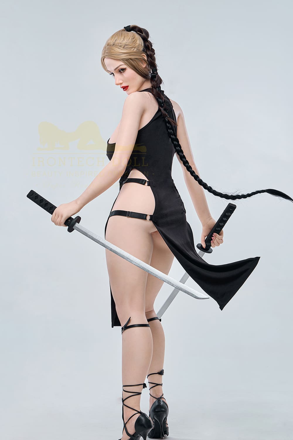 Секс-кукла Dora фото 15 - SexDolls.com.ua Секс кукла Dora с катанами в руках