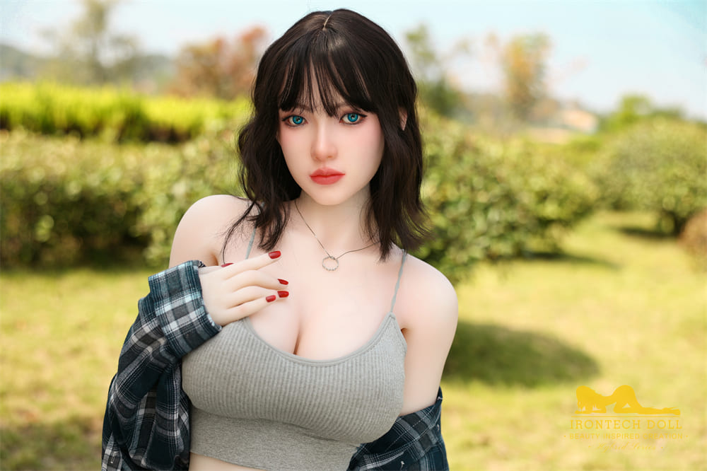 Секс-кукла Ginette фото 13 - SexDolls.com.ua Секс кукла Gypsy трогает свое тело