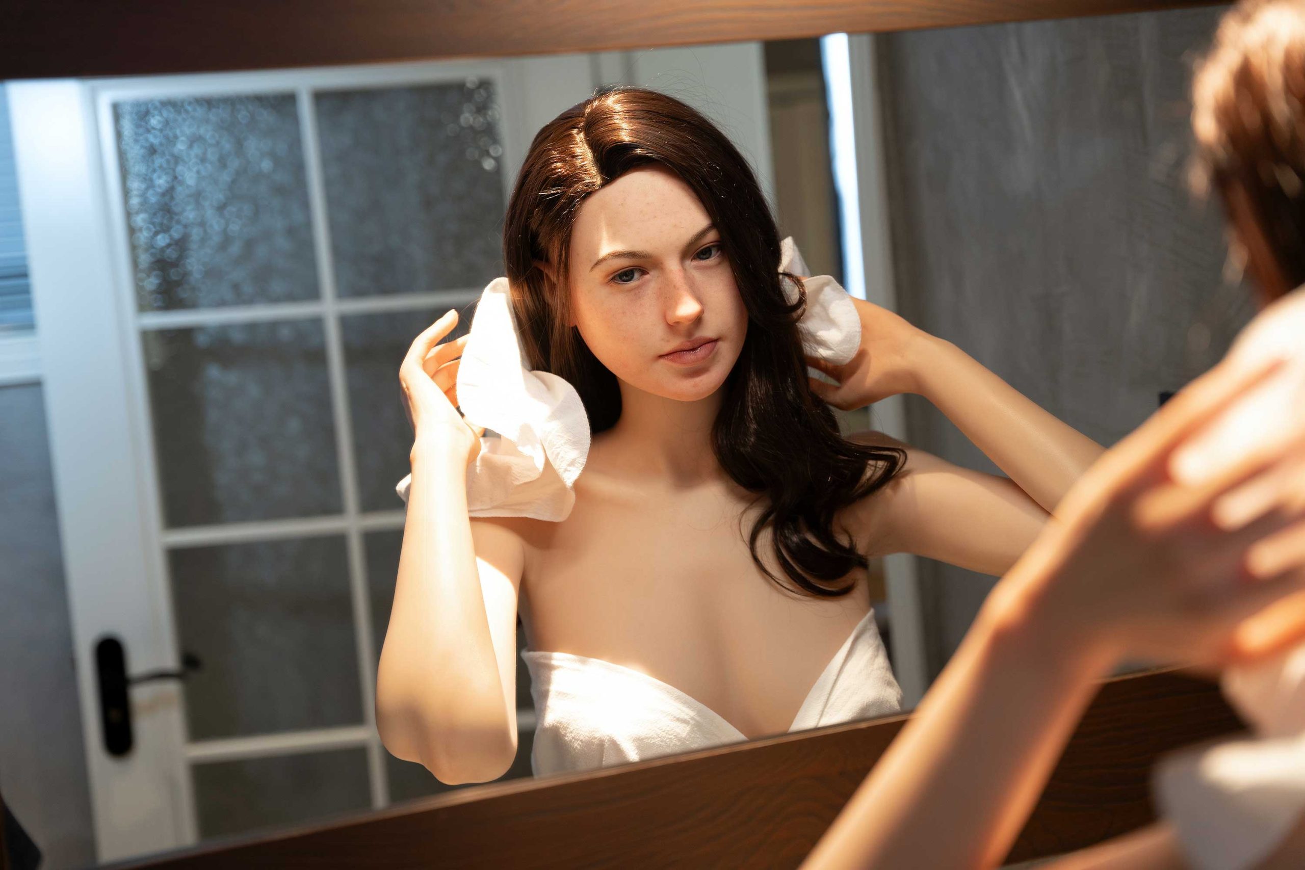 Секс-кукла Laura фото 24 - SexDolls.com.ua Секс кукла Laura смотрит в зеркало