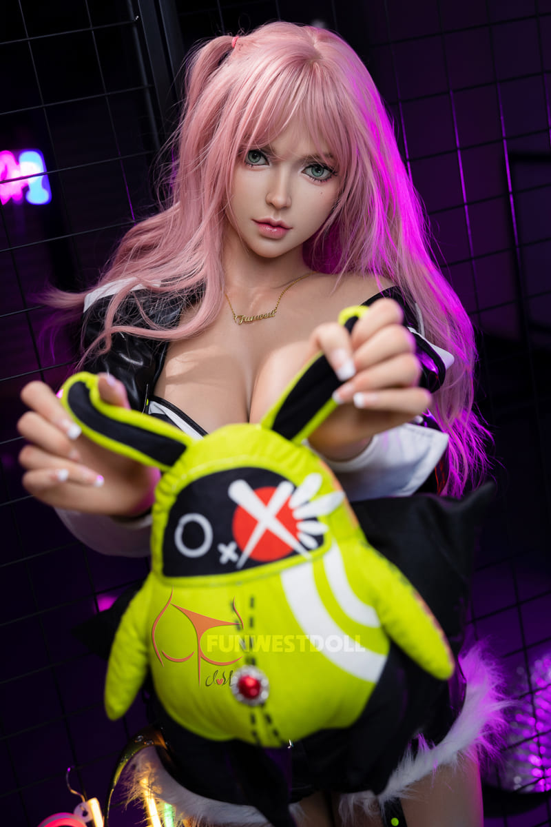 Секс-кукла Daphne фото 4 - SexDolls.com.ua Секс кукла Daphne с рюкзаком в руках