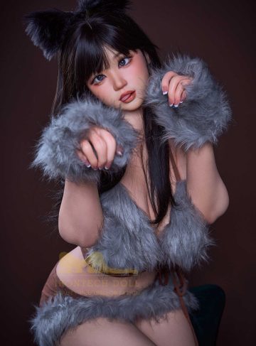 Секс-кукла Niia скосила глаза