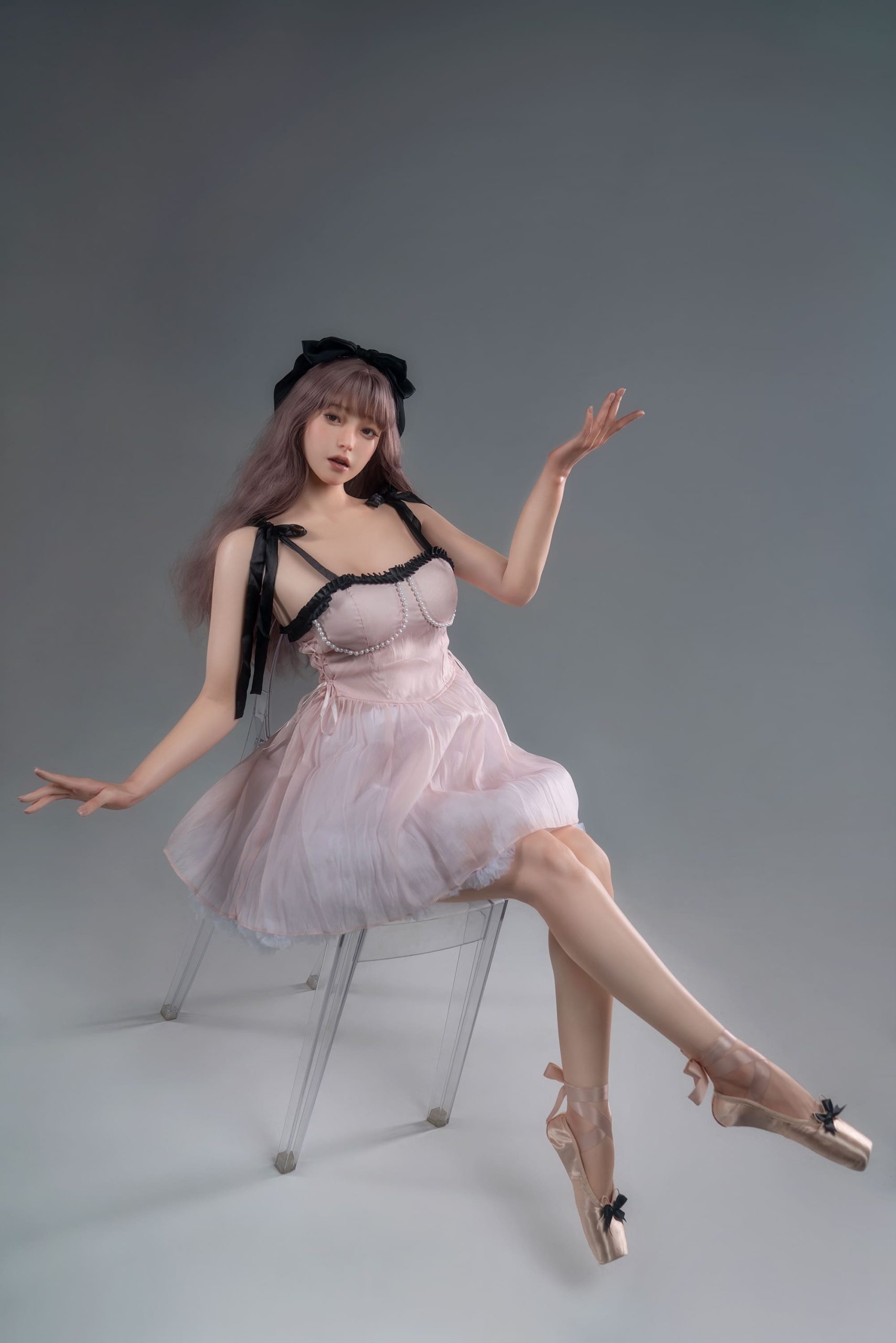 Секс-кукла Junia фото 12 - SexDolls.com.ua Секс кукла Junia сидит на стуле