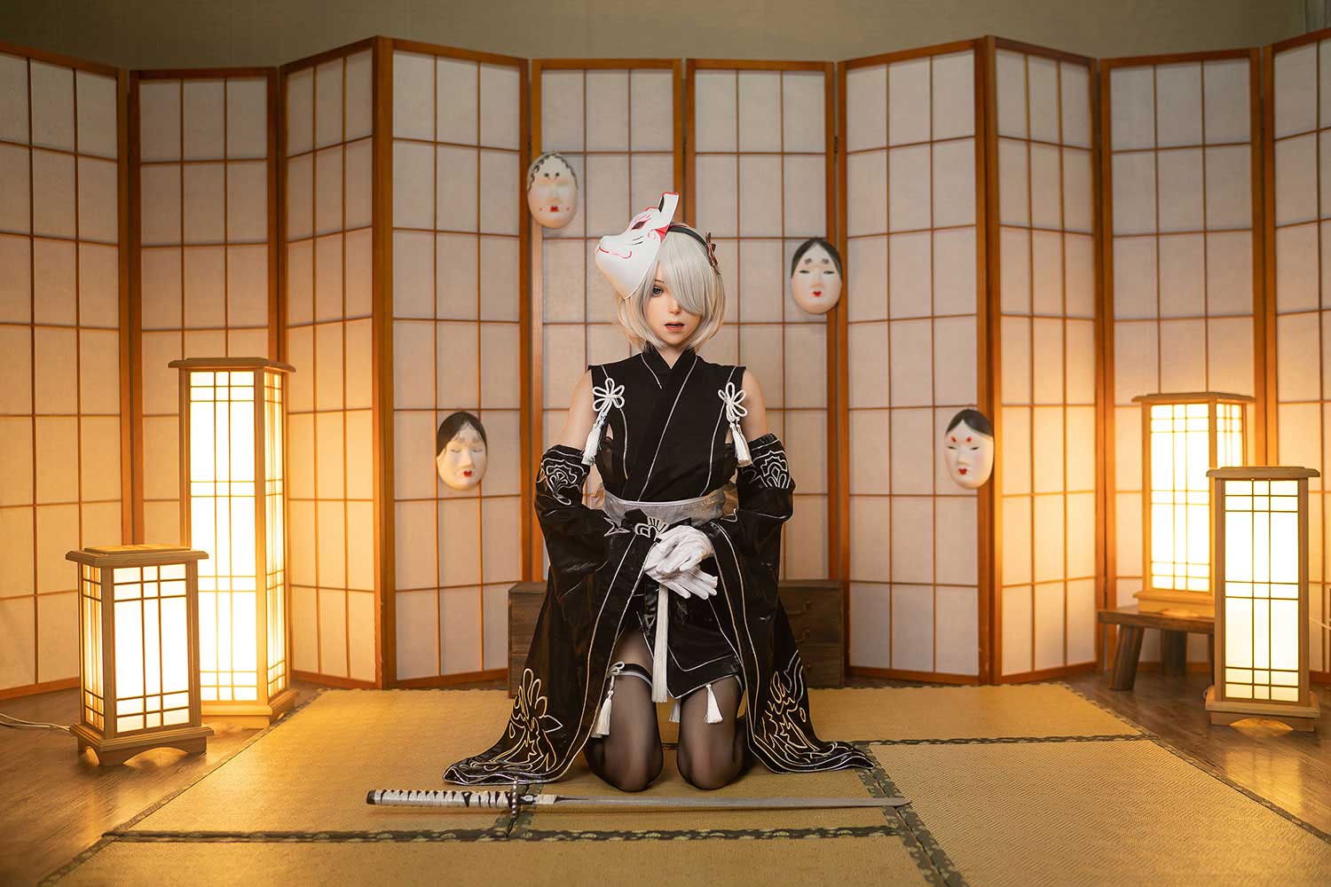 Секс кукла Yorha сидит по среди комнаты в черном кимоно