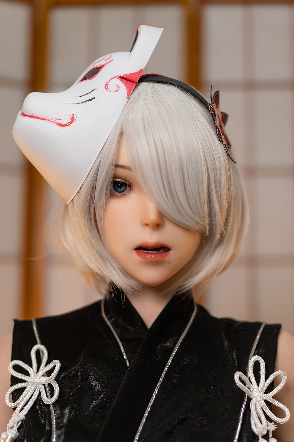 Секс кукла Yorha с маской на голове