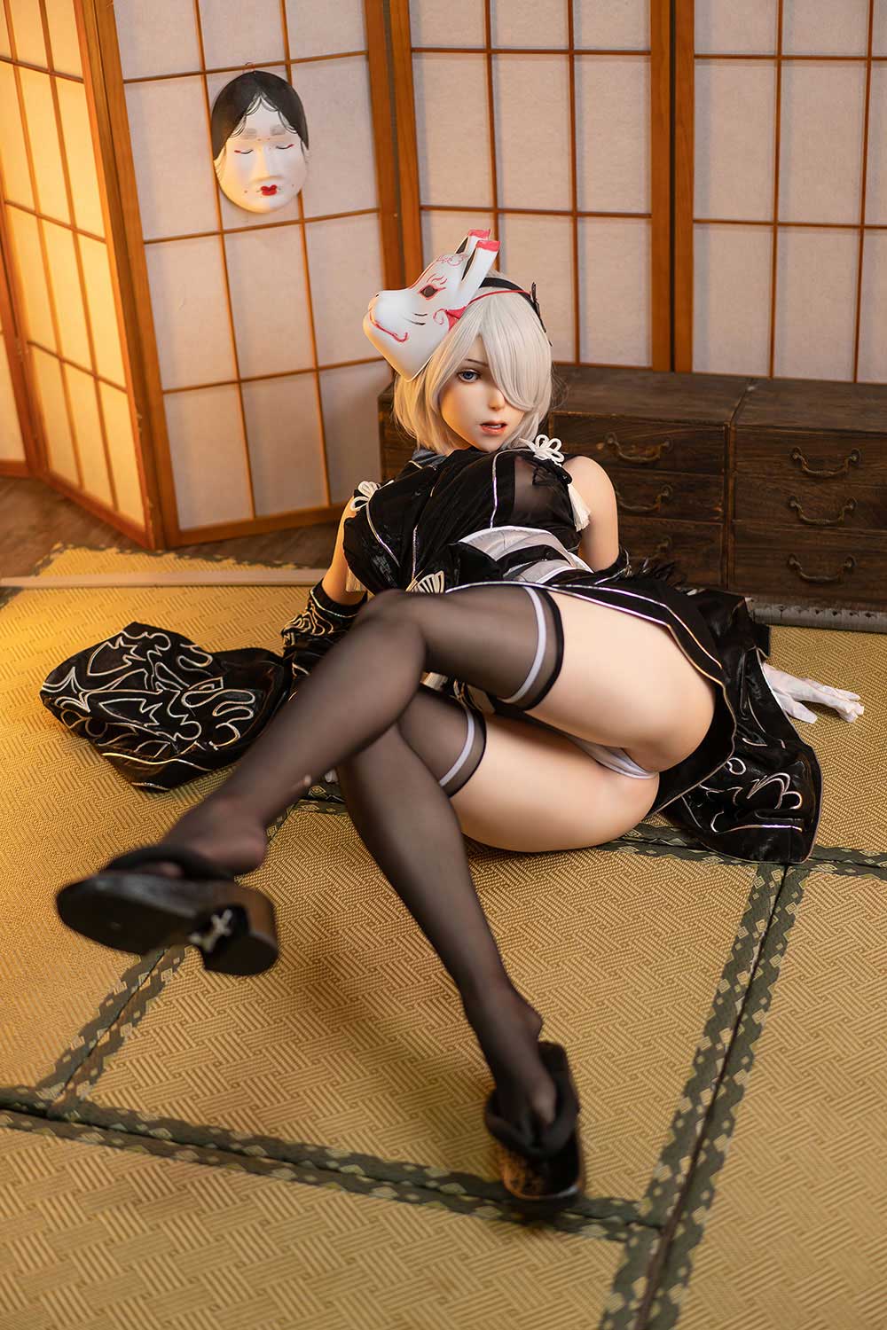 Секс кукла Yorha лежит на полу в черных чулках