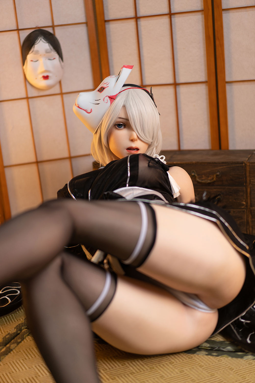 Секс кукла Yorha показывает трусики