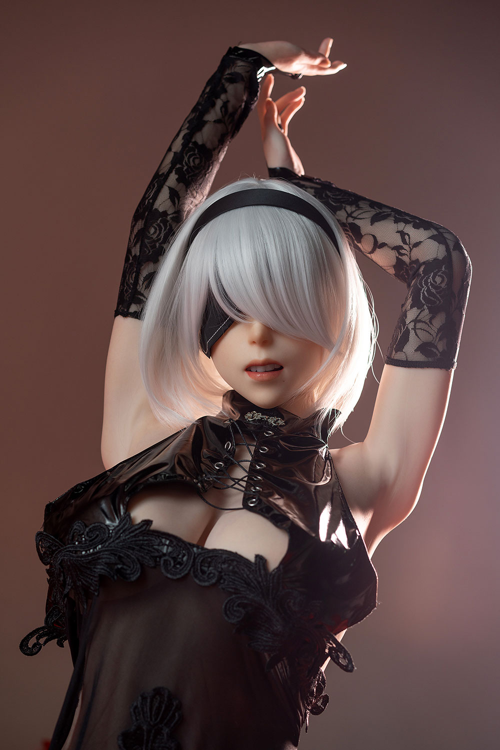 Секс кукла Yorha No 2 Type B с черной повязкой на глазах