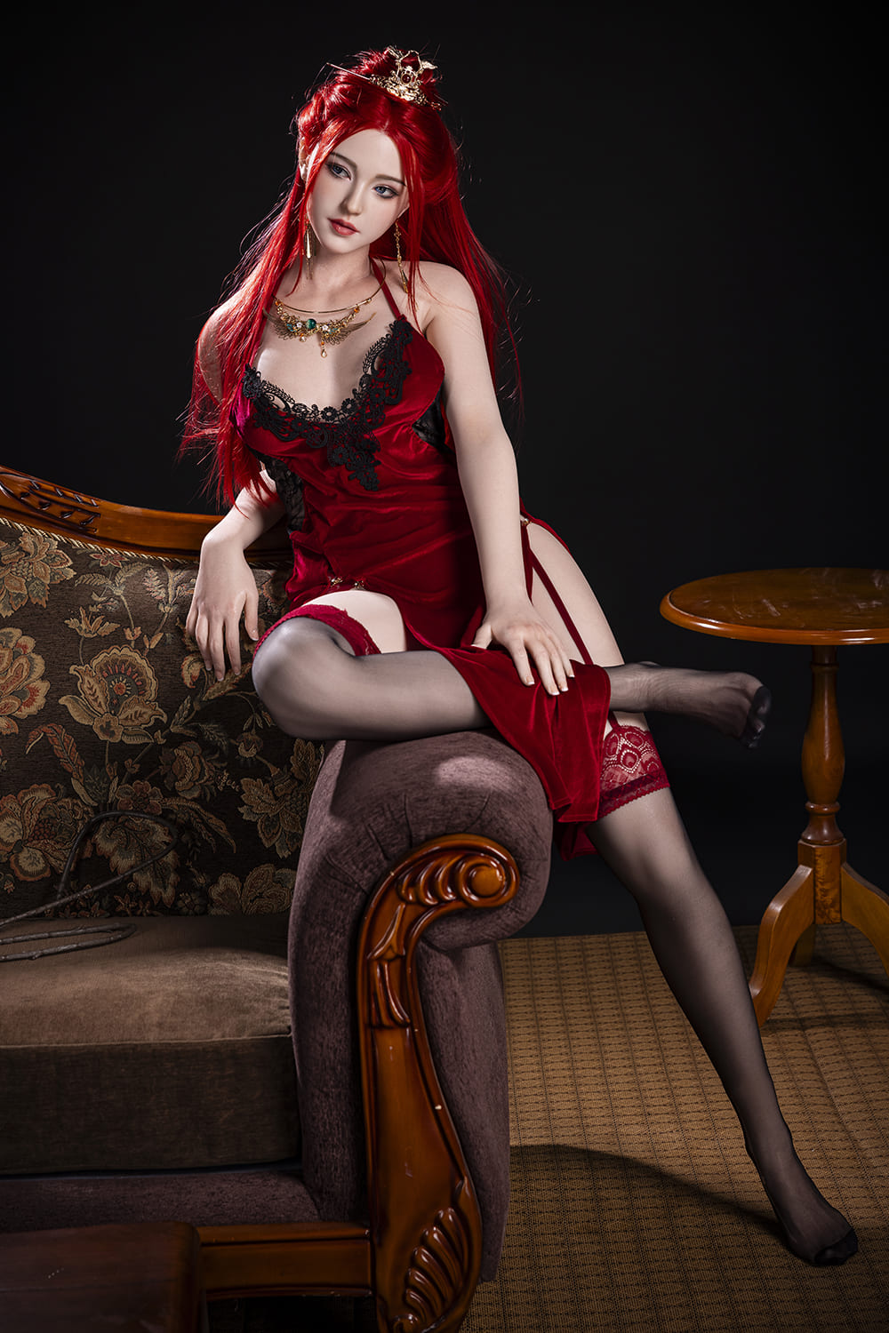 Секс-кукла Dache фото 6 - SexDolls.com.ua Секс кукла Dache сидит на диване