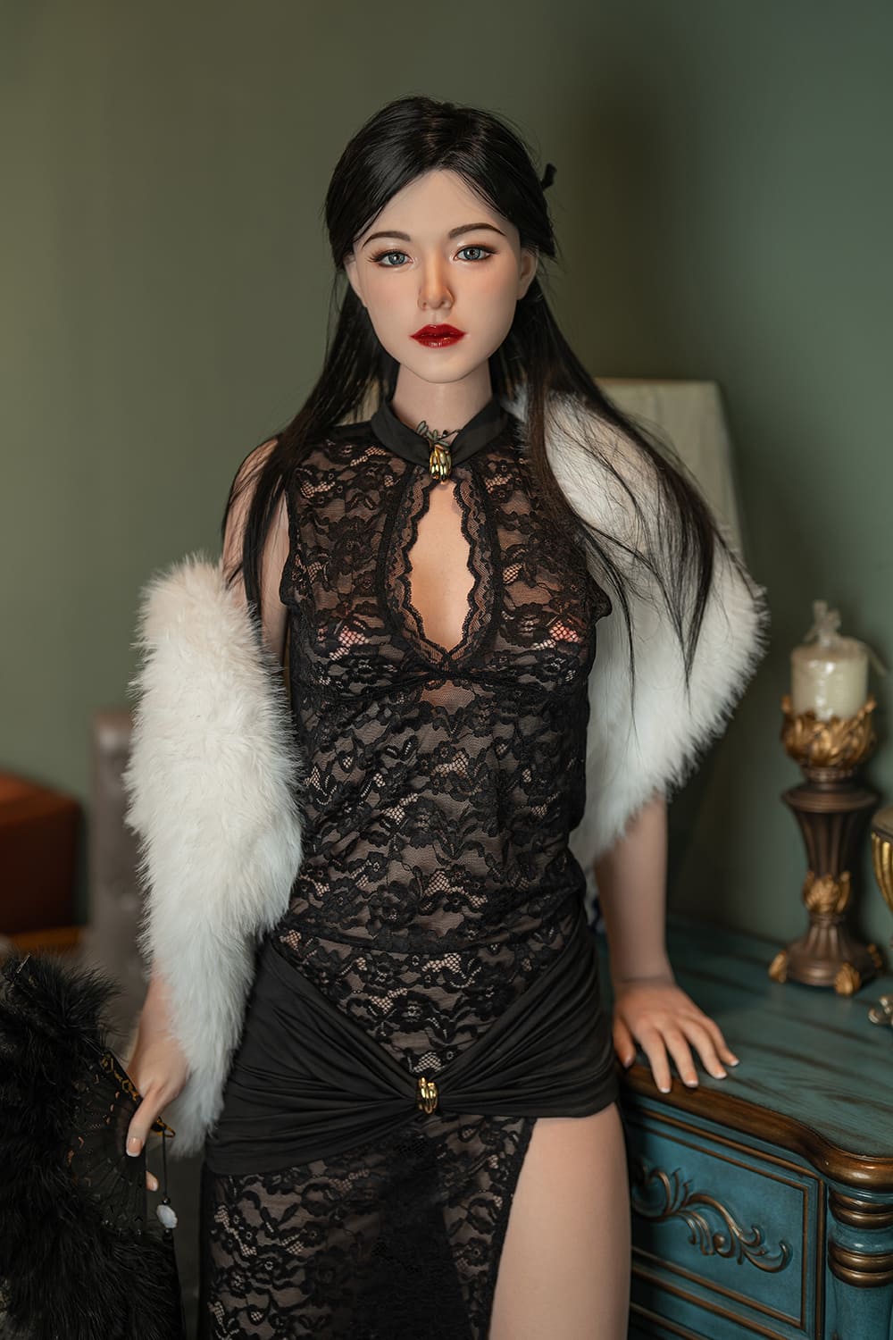 Секс-кукла Kelli фото 1 - SexDolls.com.ua Секс кукла Kelli в меховой накидке