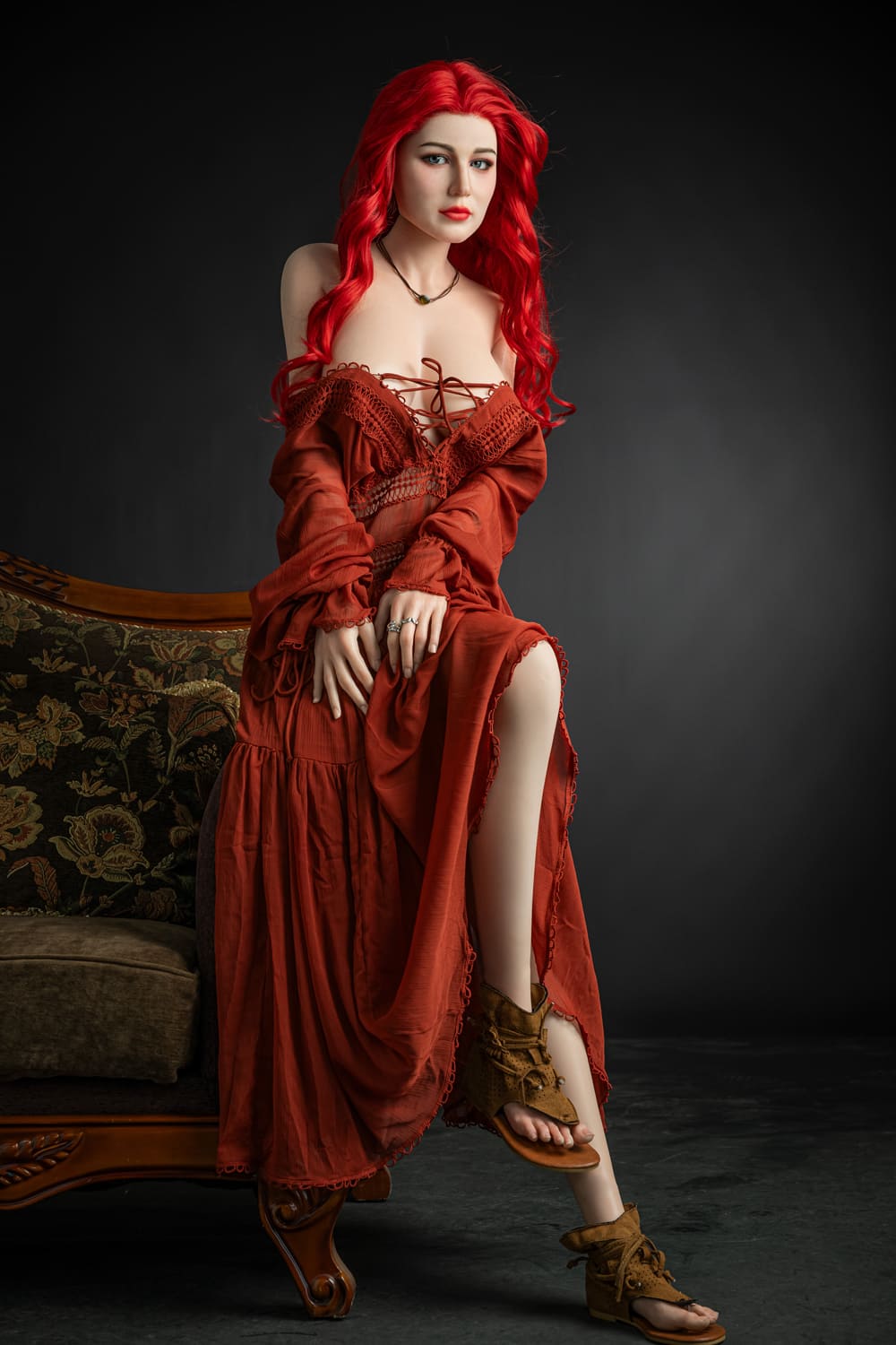 Секс-кукла Xylina фото 14 - SexDolls.com.ua Реалистичная секс кукла Xylina сидит на диване