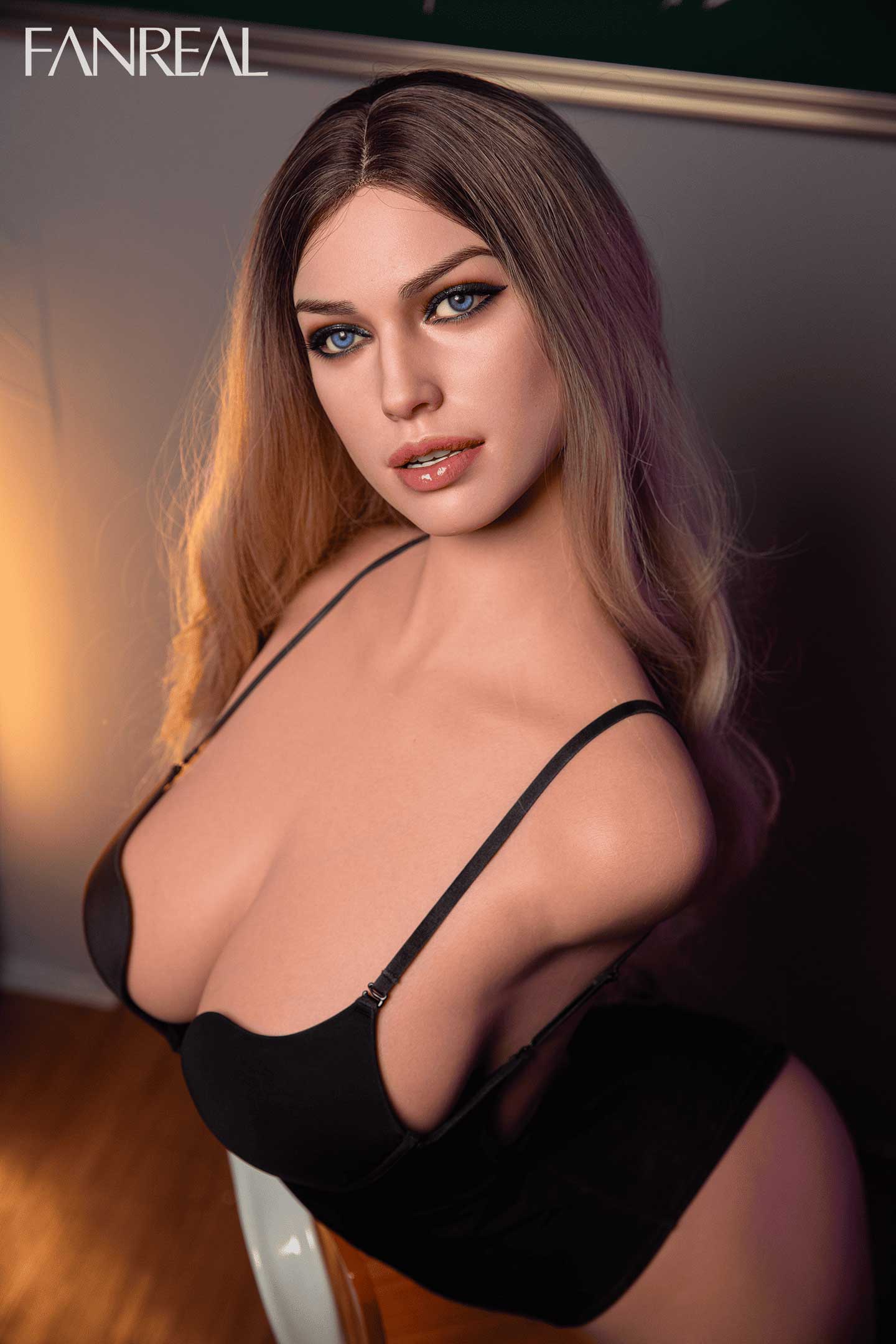 Торс секс-куклы Adella фото 18 - SexDolls.com.ua Торс секс куклы Adella смотрит в камеру