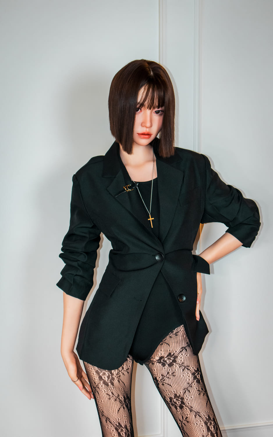 Секс-кукла Arin - фото 5 - SexDolls.com.ua Секс кукла Arin положила руку на пояс