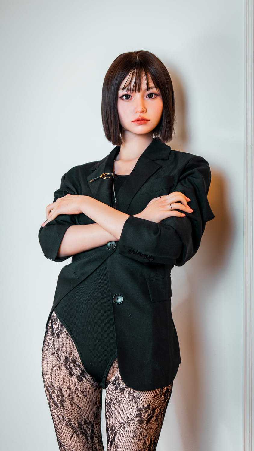 Секс-кукла Arin - фото 7 - SexDolls.com.ua Секс кукла Arin сложила руки на груди