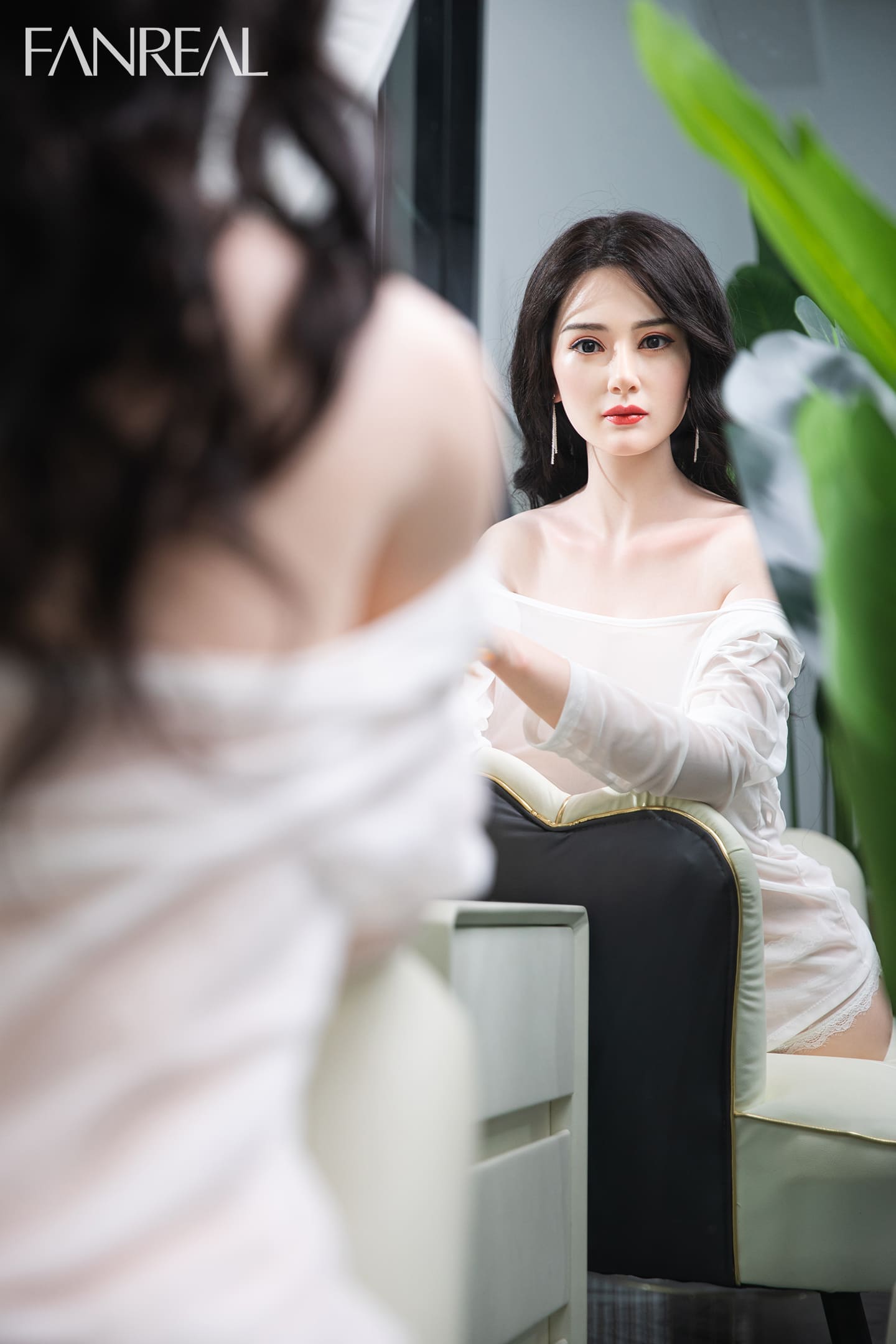 Торс секс-куклы Ling фото 08 - SexDolls.com.ua Торс секс куклы Ling возле зелени
