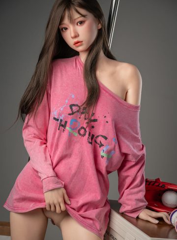 Секс-кукла Somin азиатка стоит в розовой кофте