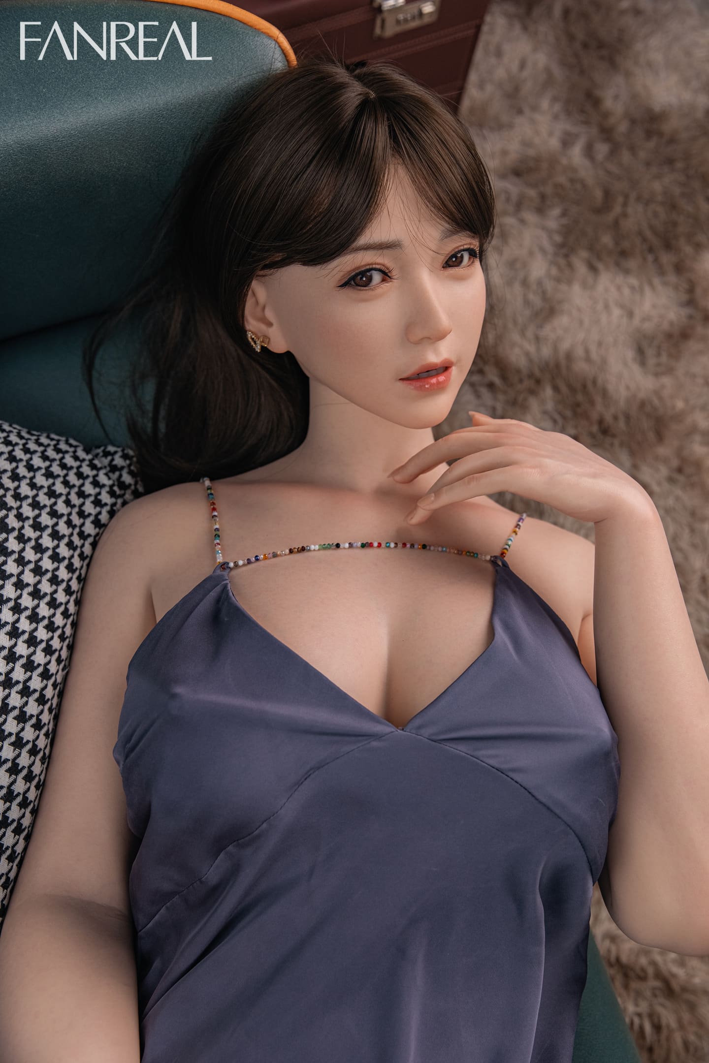 Торс секс-куклы с головой Hue фото14 - SexDolls.com.ua Торс секс куклы с головой Hue в серой кофте