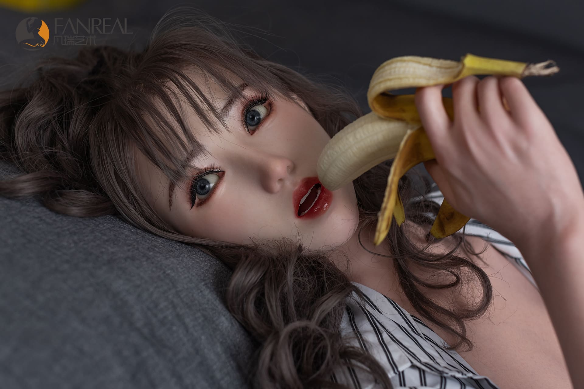 Секс-кукла Jia фото 34 - SexDolls.com.ua Секс кукла Jia ест банан