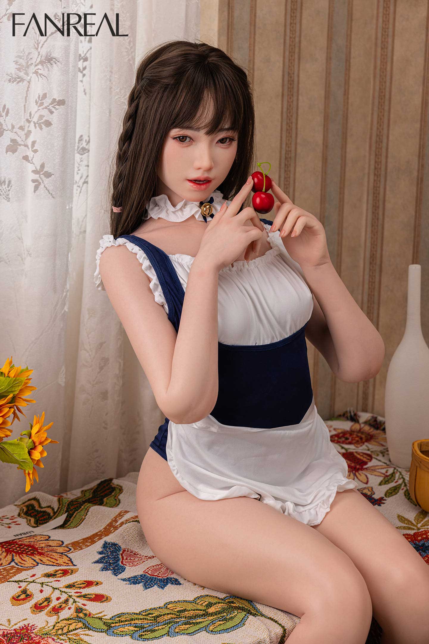 Секс-кукла Jiayi фото 14 - SexDolls.com.ua Секс кукла Jiayi держит ягоды