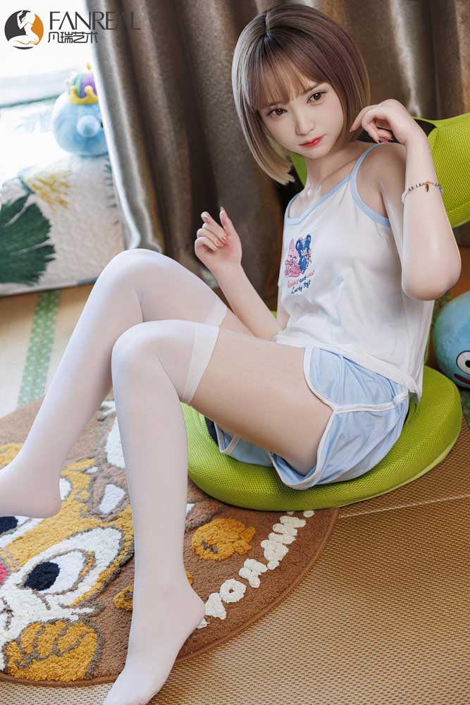 Секс-кукла Kiyomi фото 03 - SexDolls.com.ua Секс кукла Kiyomi в голубых шортах