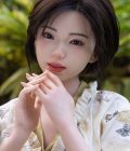 Секс кукла Sachiko смотрит в камеру