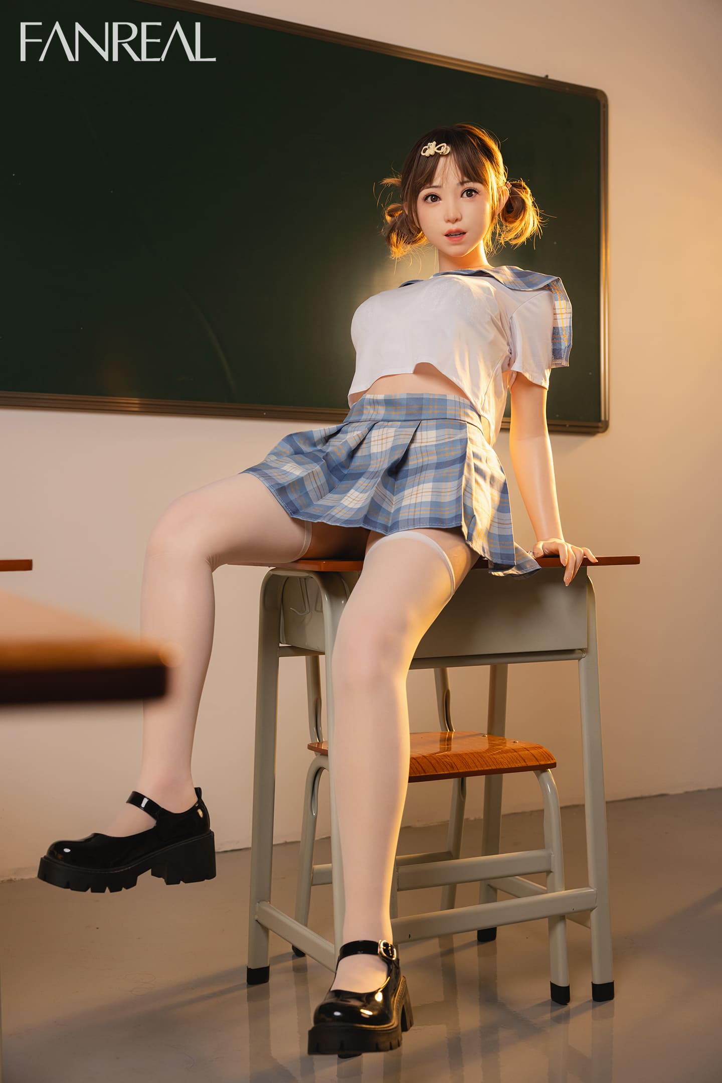 Секс-кукла Soojung фото 02 - SexDolls.com.ua Секс кукла Soojung сидит на парте