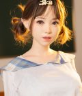 Секс кукла Soojung смотрит в камеру