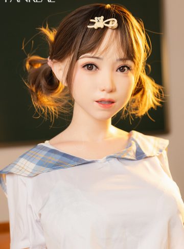 Секс-кукла Soojung смотрит в камеру