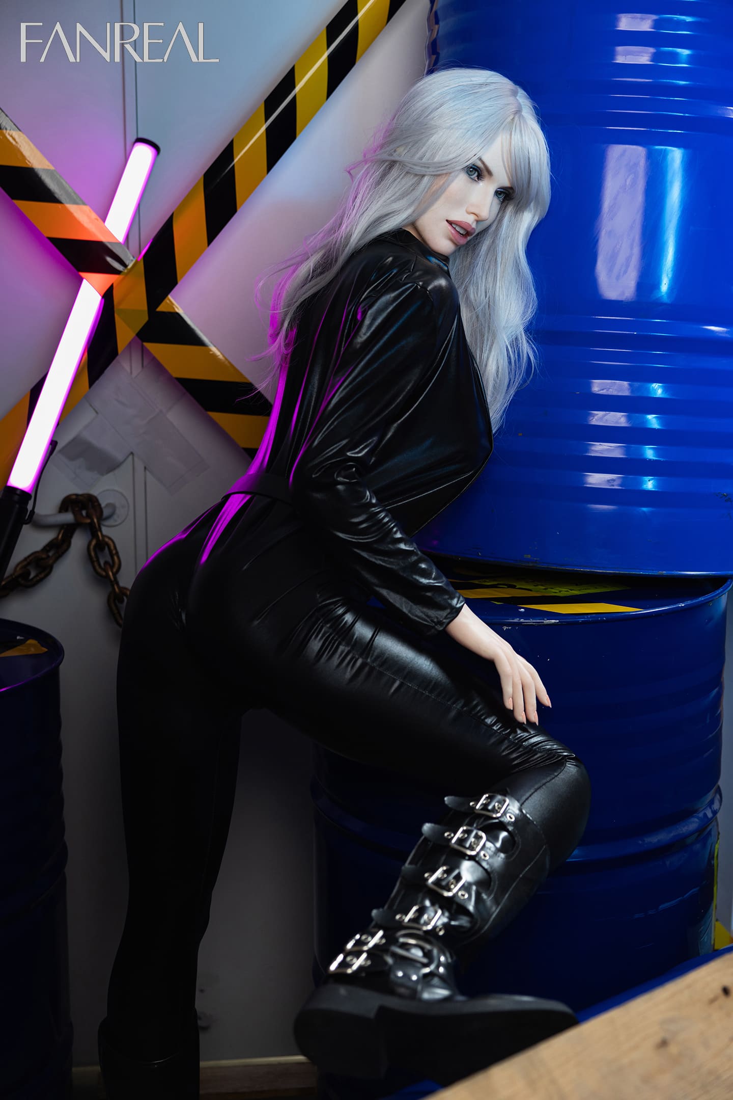 Секс-кукла Kenza фото 14 - SexDolls.com.ua Секс кукла Kenza стоит боком к камере