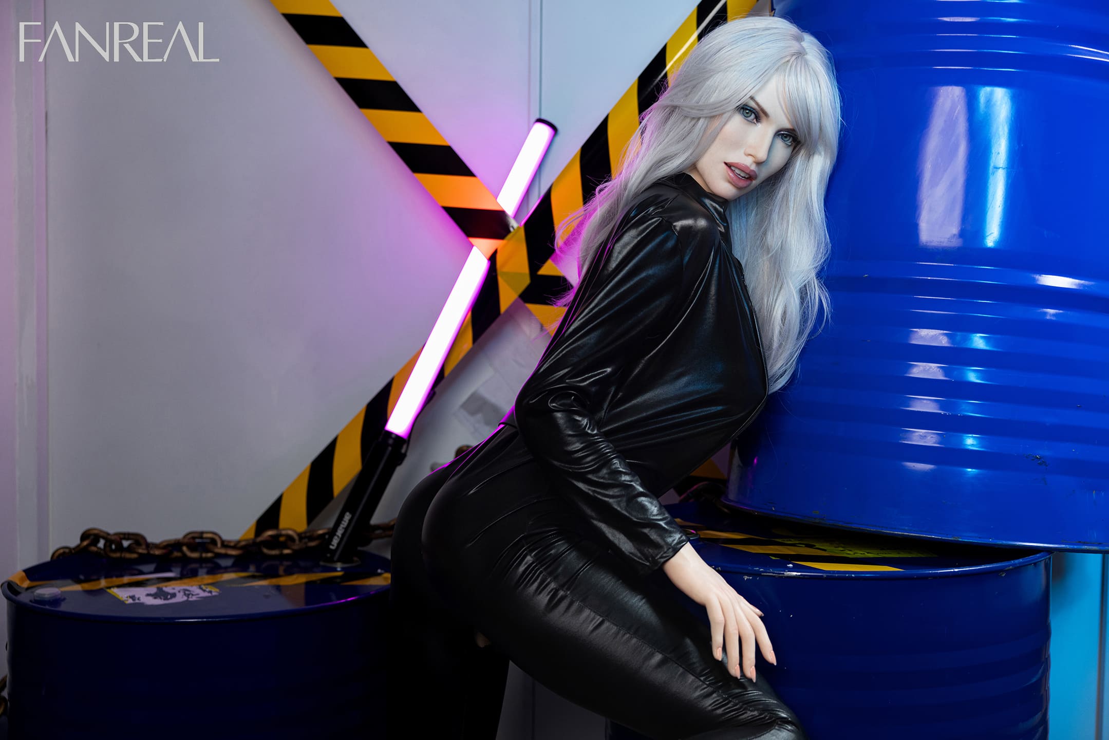 Секс-кукла Kenza фото 15 - SexDolls.com.ua Секс кукла Kenza на парковке