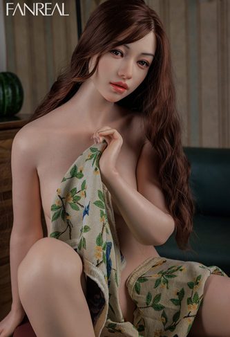 Секс-кукла Mei Ling смотрит в камеру