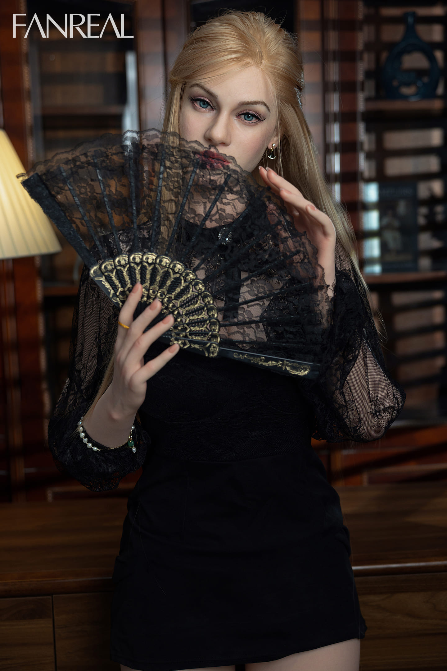 Секс-кукла Vesper фото 02 - SexDolls.com.ua Секс кукла Vesper с веером