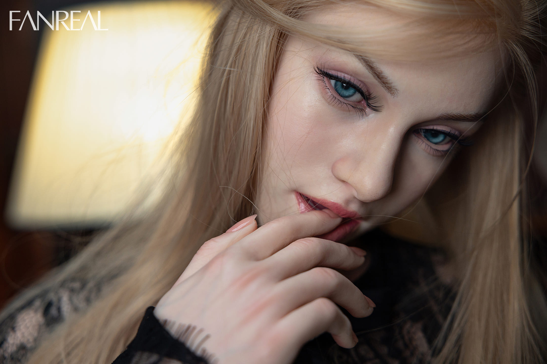 Секс-кукла Vesper фото 16 - SexDolls.com.ua Секс кукла Vesper засунула палец в рот