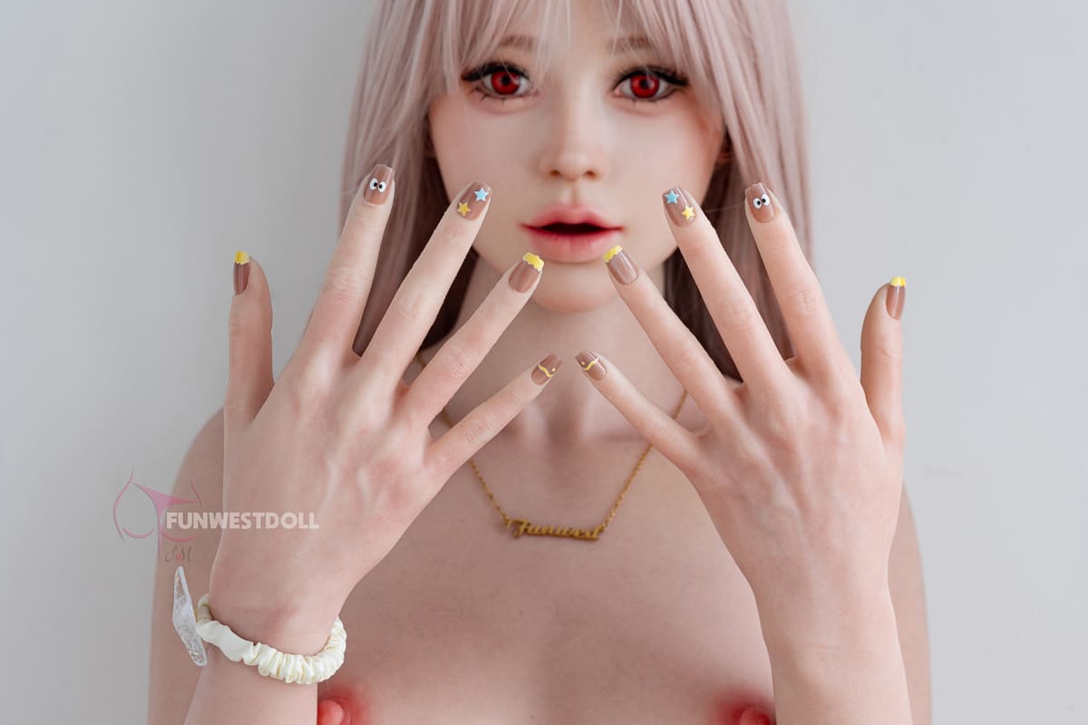 Секс-кукла Lisandra - фото 25 - SexDolls.com.ua Секс кукла Lisandra показывает пальцы