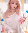 Секс кукла Lisandra в белой футболке с бутылкой