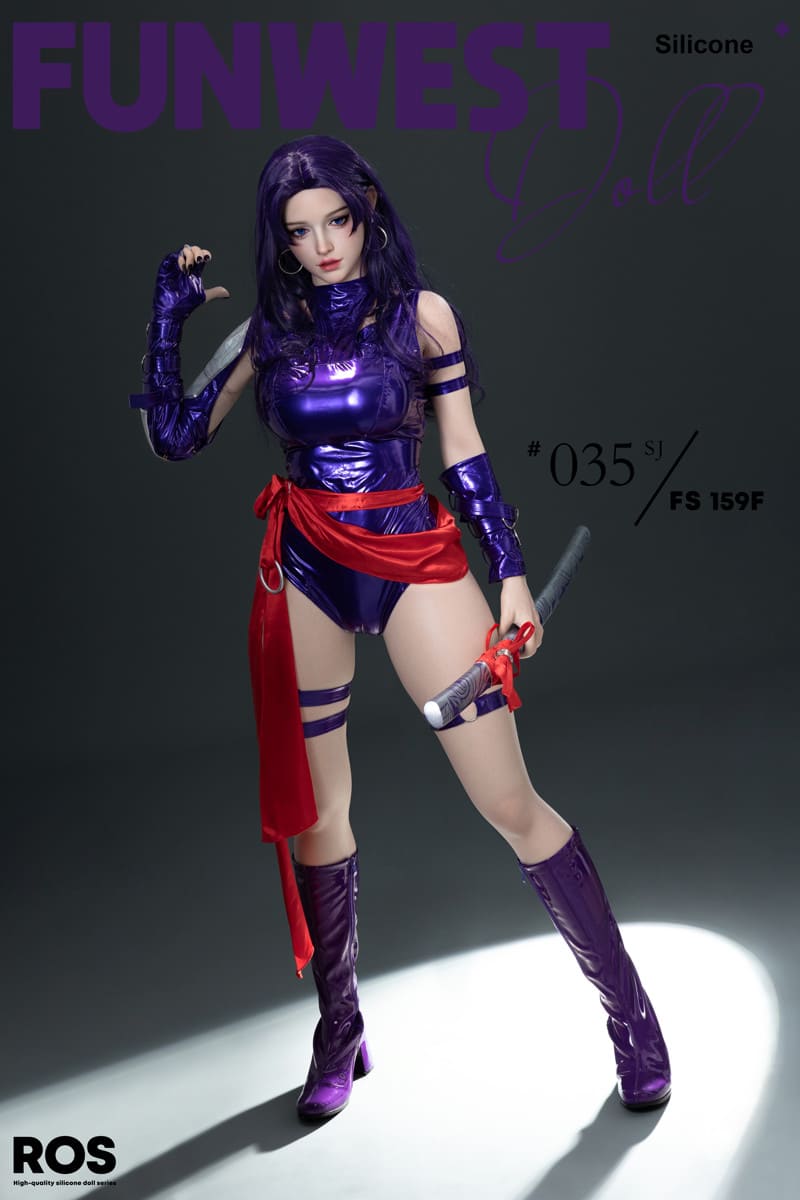 Секс-кукла Psylocke - фото 14 - SexDolls.com.ua Секс кукла Psylocke держит чехол в руке