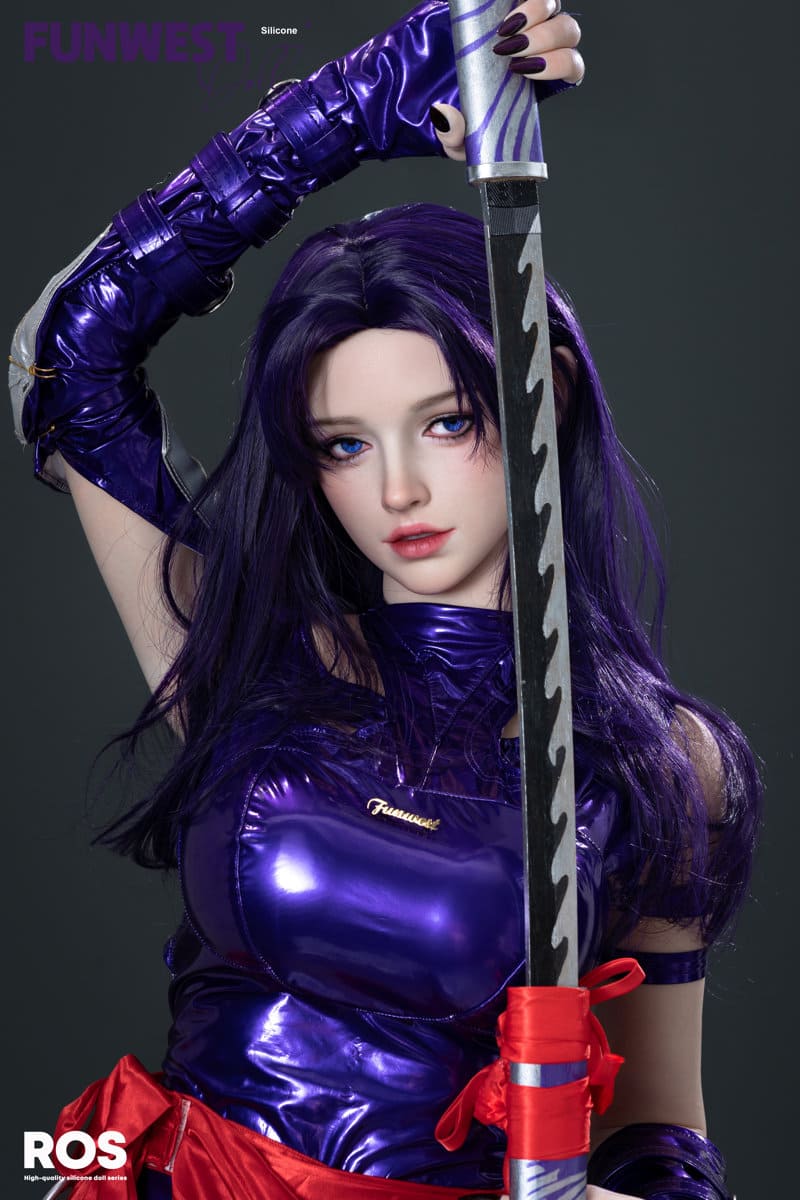 Секс-кукла Psylocke - фото 9 - SexDolls.com.ua Секс кукла Psylocke стоит с катаной